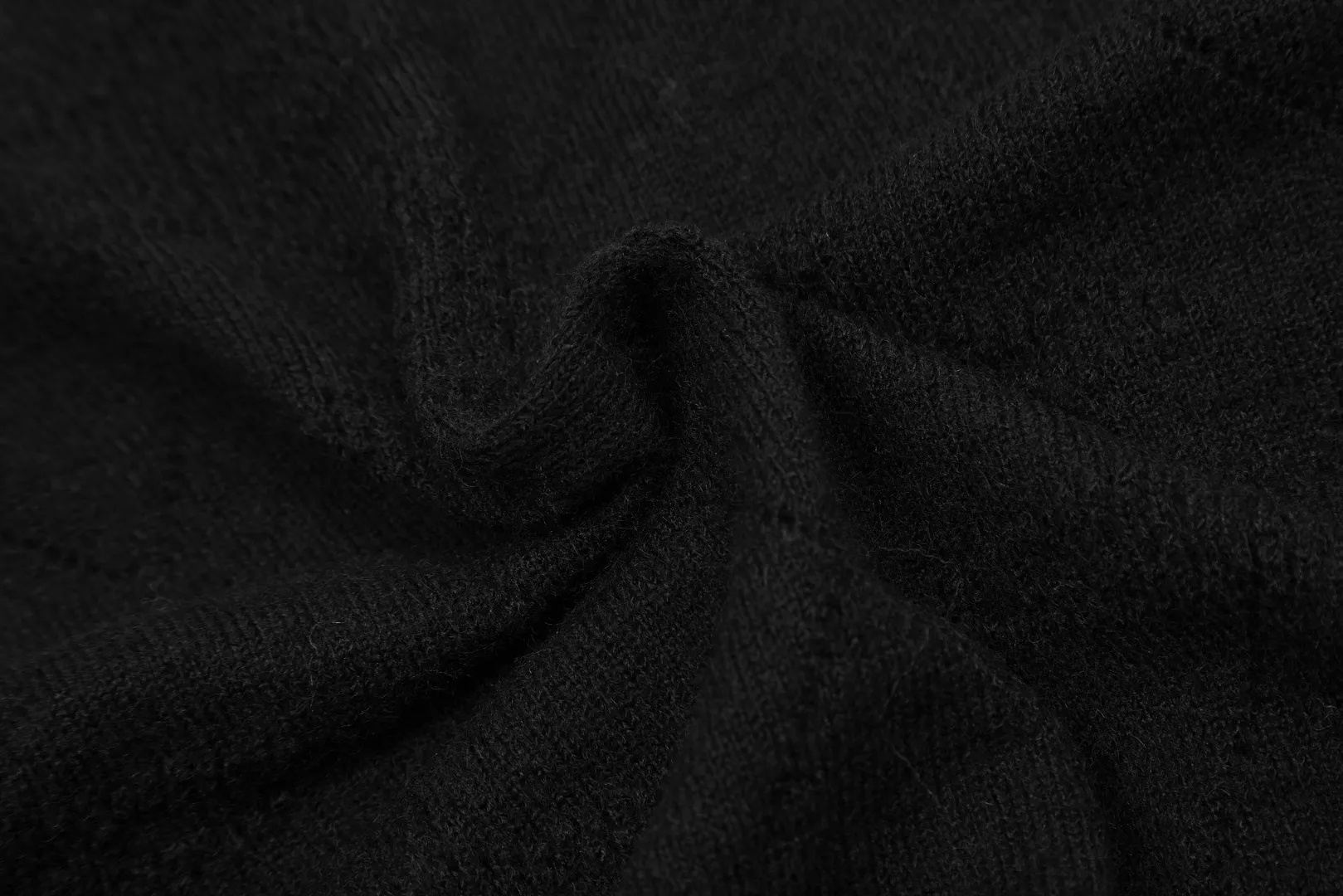 VIVI126 vivienne west wood 24 new style hollow pattern inscribed pattern heavy industry design knitted cardigan. The hollow pattern is Saturn, very special. Queen Mother of the West Vivian heavy industry show limited cardigan knitted sweater wool 2024 autumn latest style Size: S -M- L Color: white black